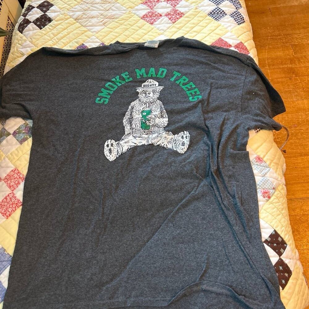 Delta shirt size large